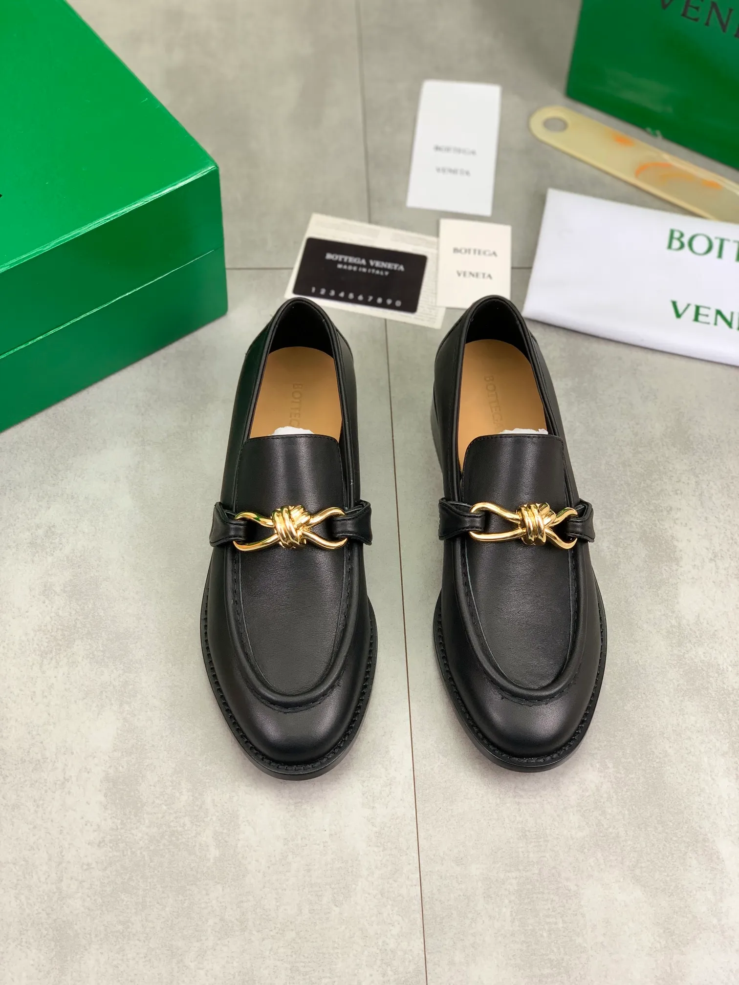 Men's shoes 💰P820 [New model] (genuine leather outsole) water-dyed cow lining 💰High-quality business couple leather shoes 💎💎💎 BOTTEGA VENETA official website synchronizes the latest top version of BV in the market, accept material comparison, shoe type comparison, process comparison, practical and textured, versatile and suitable for any occasion, the more you look at it, the more flavorful it becomes. Purely hand-knitted craftsmanship - Upper material, calfskin imported from Italy 🇮🇹 - High-quality water-dyed cowhide lining - Original private model customized leather outsole -Size: Female 35-39 (40 ordered) Male 39-44 (38 45 can be customized) Color: Multiple colors available